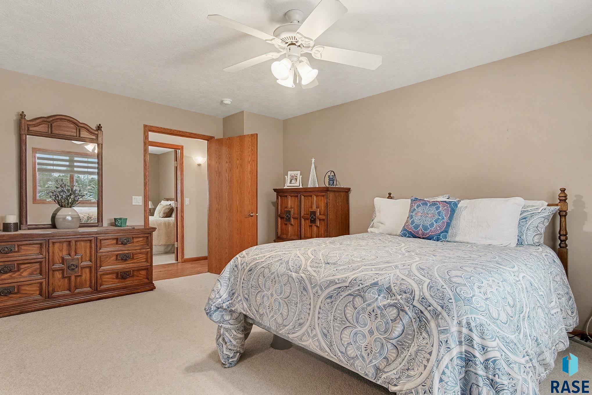 Sioux Falls, South Dakota 57106, United States, 4 Bedrooms Bedrooms, ,4 BathroomsBathrooms,Residential,Pending,254218