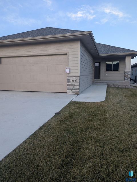 Photo of 7504 W Flowerfields Pl, Sioux Falls, SD 57106 (MLS # 22508642)