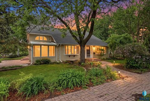 Photo of 2115 S 4th Ave, Sioux Falls, SD 57105 (MLS # 22603478)