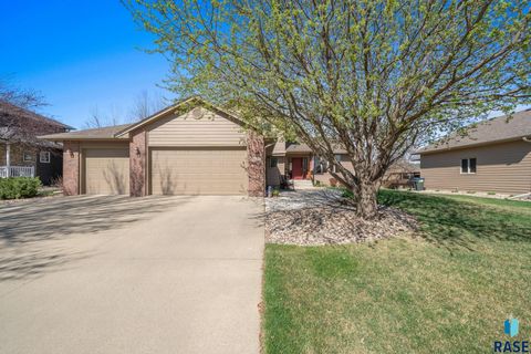 Photo of 1400 S Dundee Dr, Sioux Falls, SD 57106 (MLS # 22602700)