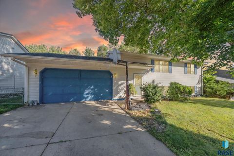 Photo of 2012 E Tracy Ln, Sioux Falls, SD 57103 (MLS # 22508804)