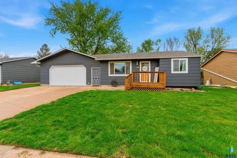 Photo of 6212 W 59th St, Sioux Falls, SD 57106 (MLS # 22602952)