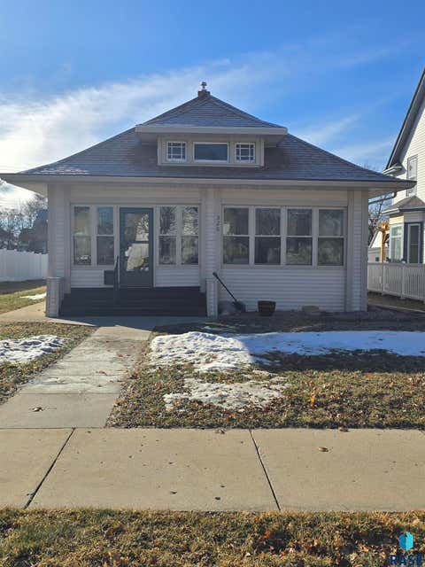 Homes For Sale - 320 SW 2nd Street<br/> Pipestone, MN 56164