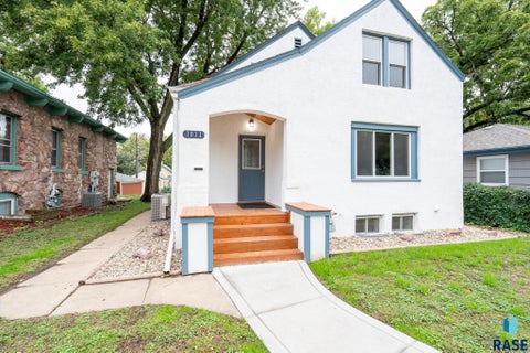 Photo of 1911 S Walts Ave, Sioux Falls, SD 57105 (MLS # 22607386)