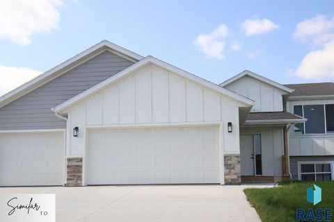 Photo of 5605 W Cushman St, Sioux Falls, SD 57107 (MLS # 22600752)