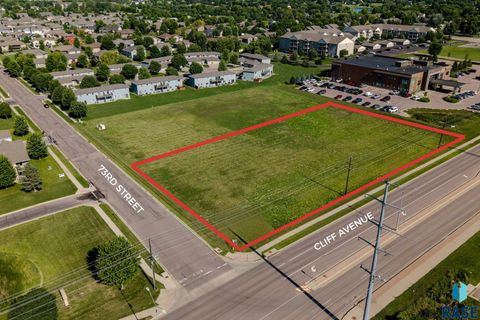 Photo of 6401 S Cliff Ave, Sioux Falls, SD 57108 (MLS # 22508534)