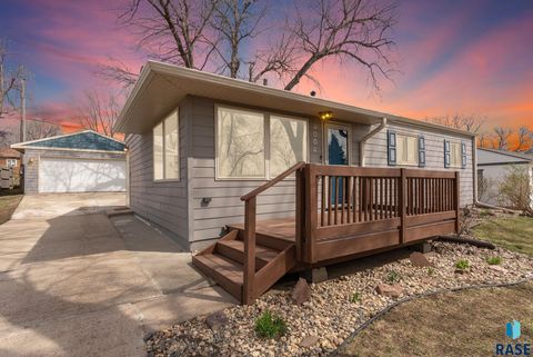 Photo of 3004 E 21st St, Sioux Falls, SD 57103 (MLS # 22602555)