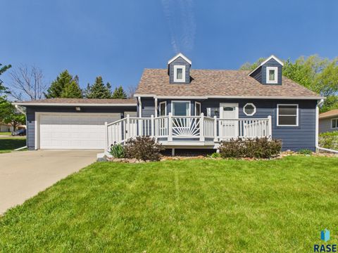 Photo of 5701 W Coughran Ct, Sioux Falls, SD 57106 (MLS # 22603324)