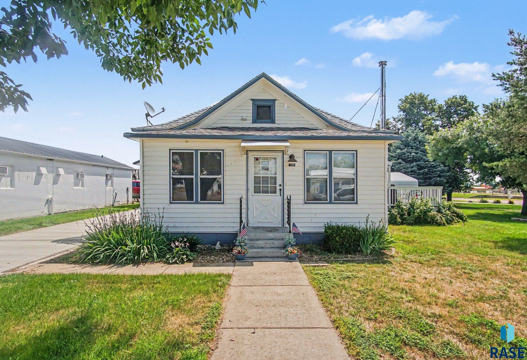 402 S Maple St - Photo 2