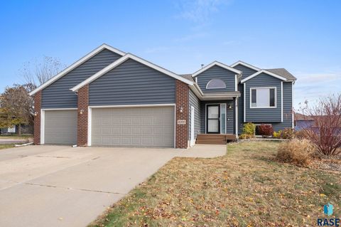 Photo of 5000 S Birchwood Ave Avenue, Sioux Falls, SD 57108 (MLS # 22508473)