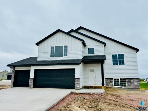 Photo of 6220 W Goldberg Dr, Sioux Falls, SD 57107 (MLS # 22607209)
