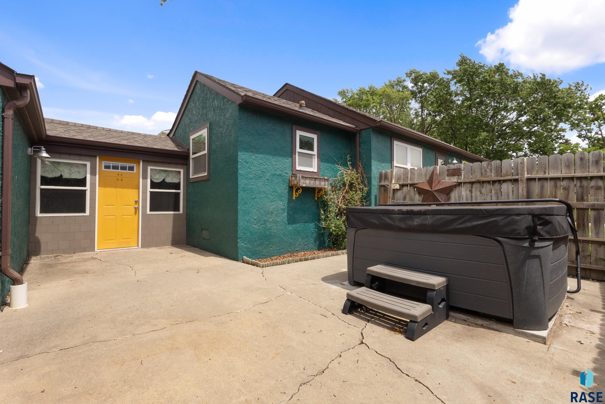 1900 W 28th St