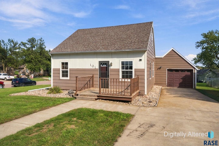 Photo 1 of 32 — 101 S Lincoln St, Humboldt, SD 57035