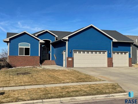 Photo of 2021 S Haraldson Ave, Sioux Falls, SD 57106 (MLS # 22602026)