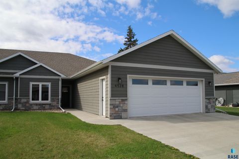 Photo of 4528 Graceland Pl, Sioux Falls, SD 57106 (MLS # 22602354)