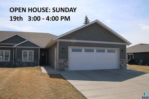 Photo of 4528 Graceland Pl, Sioux Falls, SD 57106 (MLS # 22602354)