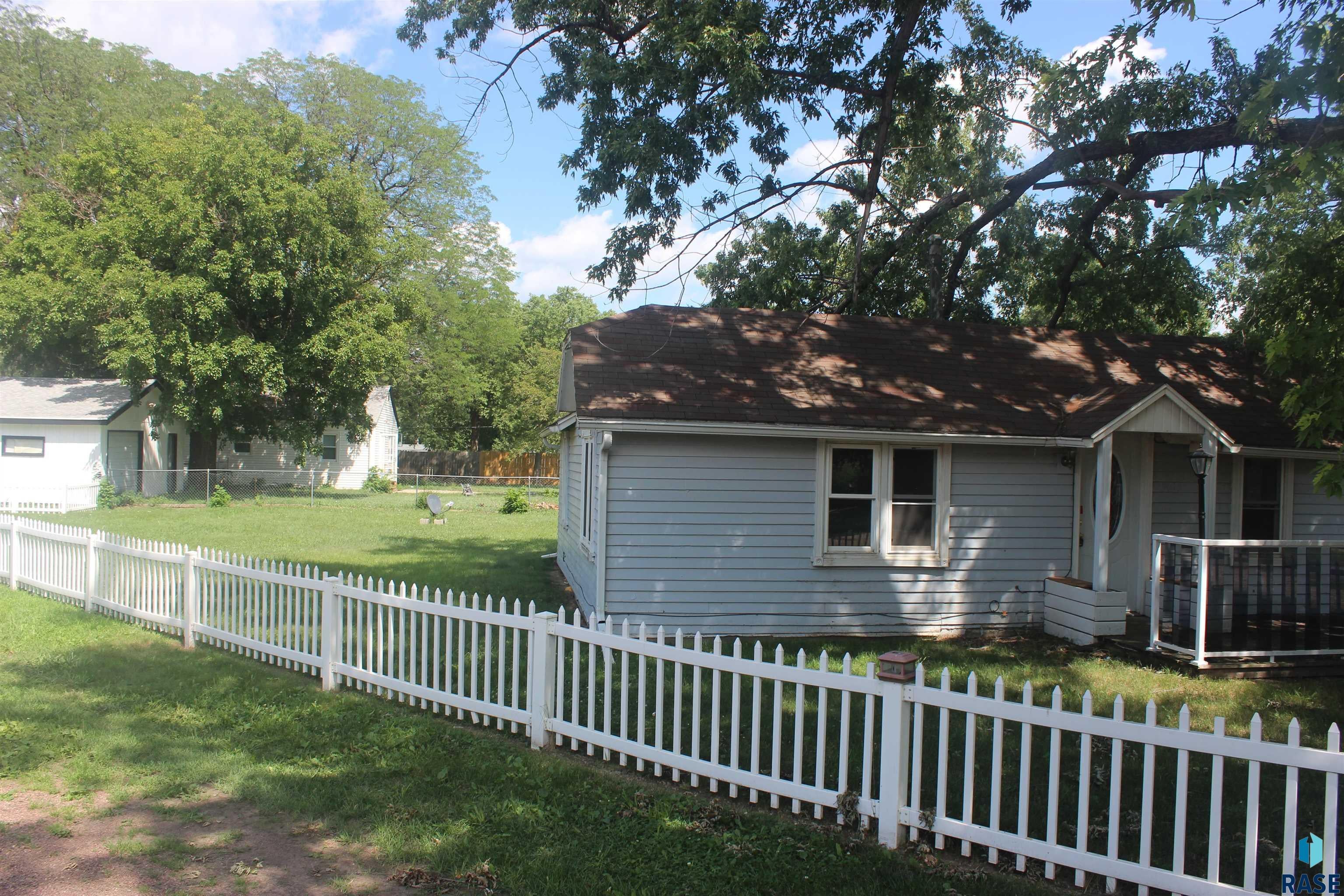 1014 Kennedy Dr - Photo 4