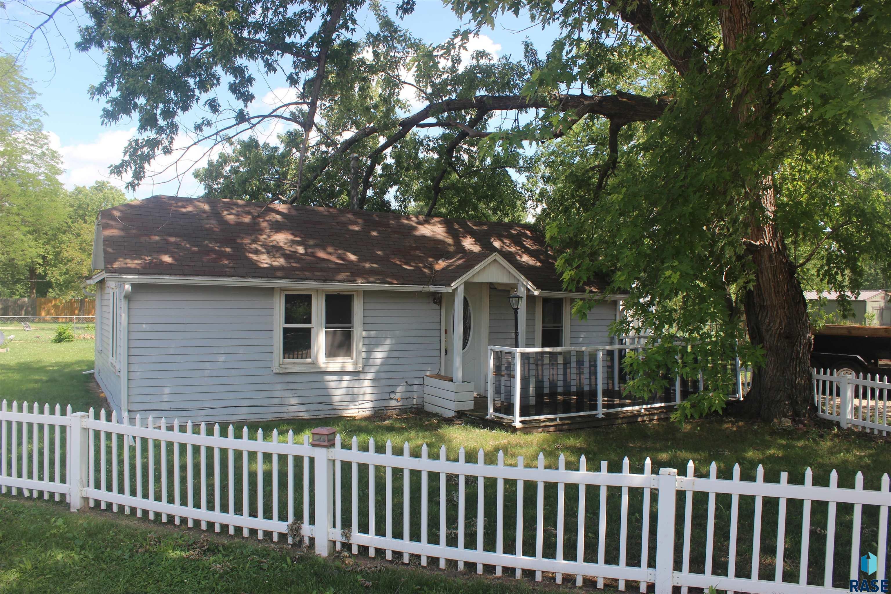 1014 Kennedy Dr - Photo 3