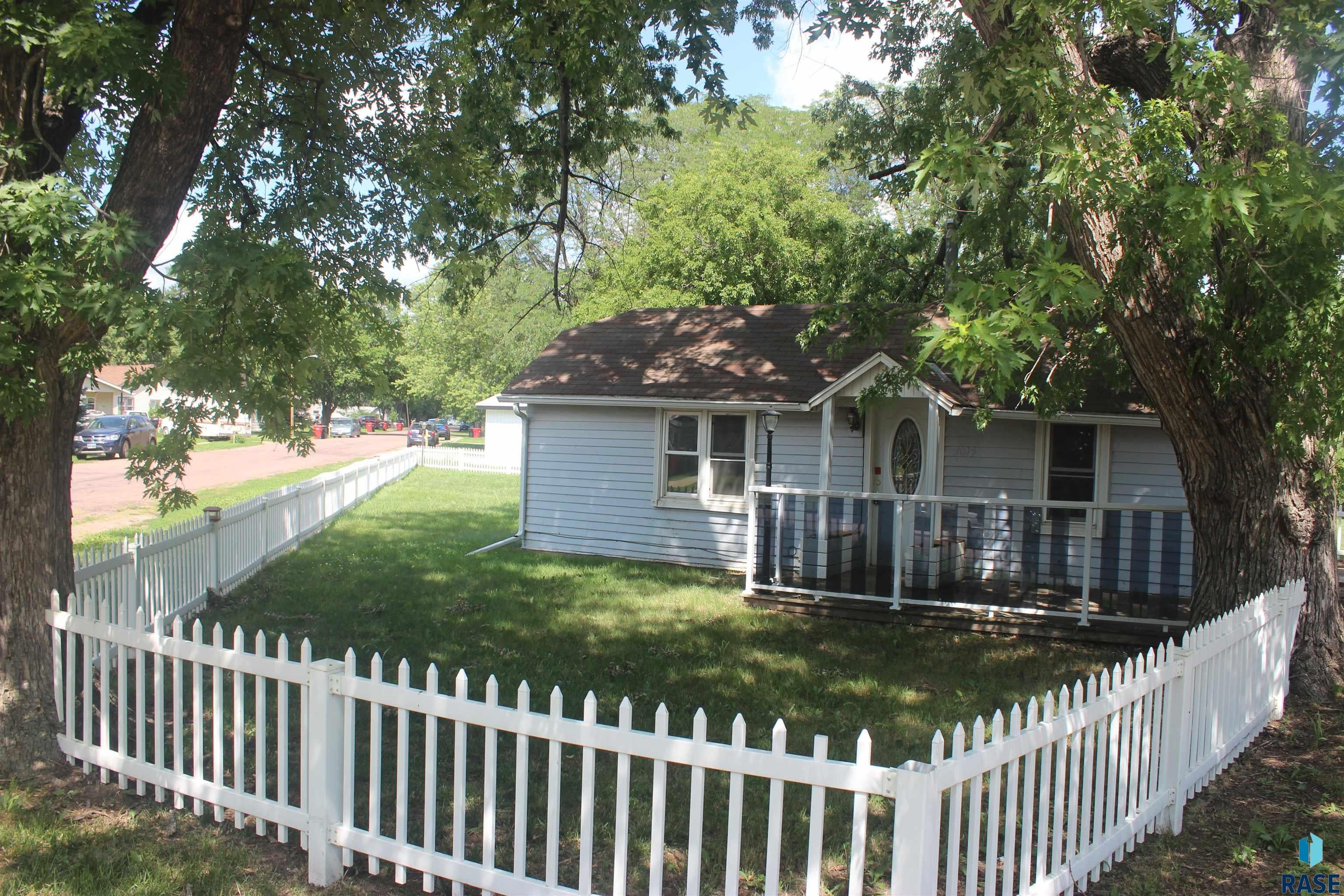 1014 Kennedy Dr - Photo 2