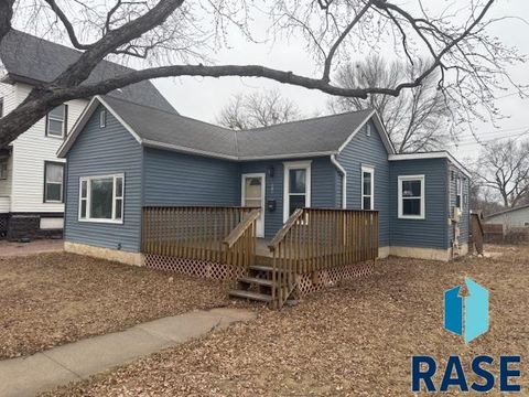 Photo of 916 W 10th St, Sioux Falls, SD 57104 (MLS # 22602042)