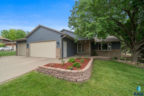 Photo of 1000 N Richmond Cir, Sioux Falls, SD 57103 (MLS # 22603941)