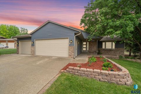 Homes For Sale - 1000 N Richmond Circle<br/> Sioux Falls, SD 57103