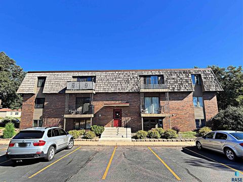 Photo of 3600 S Gateway Blvd 104 #104, Sioux Falls, SD 57106 (MLS # 22600679)