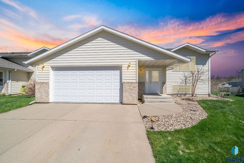 Photo of 4116 W Newcomb St, Sioux Falls, SD 57108 (MLS # 22602800)