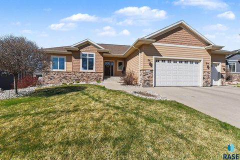 Photo of 2108 S Silverpine Ct, Sioux Falls, SD 57110 (MLS # 22602452)