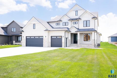 Photo of 5605 E Canter Ridge Cir, Sioux Falls, SD 57110 (MLS # 22602943)