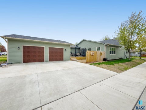 Homes For Sale - 320 W 4th Avenue<br/> Lennox, SD 57039