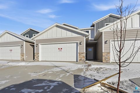 Photo of 7002 E Brooks Edge Pl, Sioux Falls, SD 57110 (MLS # 22600646)