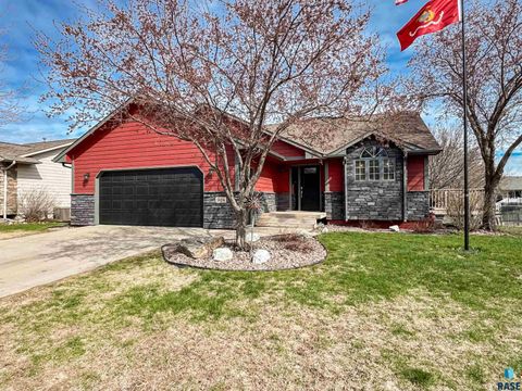 Photo of 904 E Maywood St, Brandon, SD 57005 (MLS # 22602551)