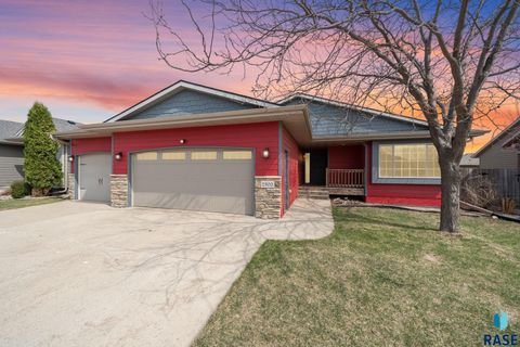 Photo of 2300 June Ave, Sioux Falls, SD 57106 (MLS # 22602410)