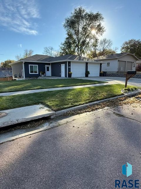Homes For Sale - 105 E 7th Street<br/> Dell Rapids, SD 57022