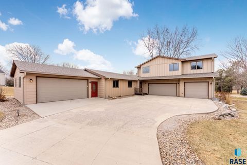 Photo of 7301 E Palomino Rd, Sioux Falls, SD 57110 (MLS # 22601329)