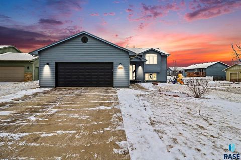Photo of 7304 W Jacob Cir, Sioux Falls, SD 57106 (MLS # 22600674)