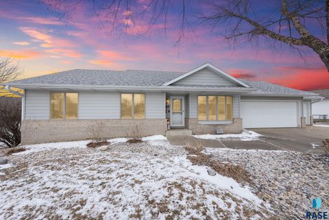 Photo of 6418 W Hillary Dr, Sioux Falls, SD 57106 (MLS # 22600573)