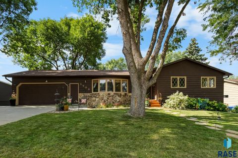 Photo of 5908 W Chadwick Pl, Sioux Falls, SD 57106 (MLS # 22602065)