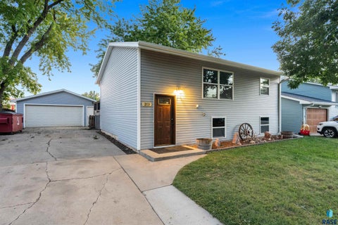 Homes For Sale - 213 N Meyer Lane<br/> Sioux Falls, SD 57103