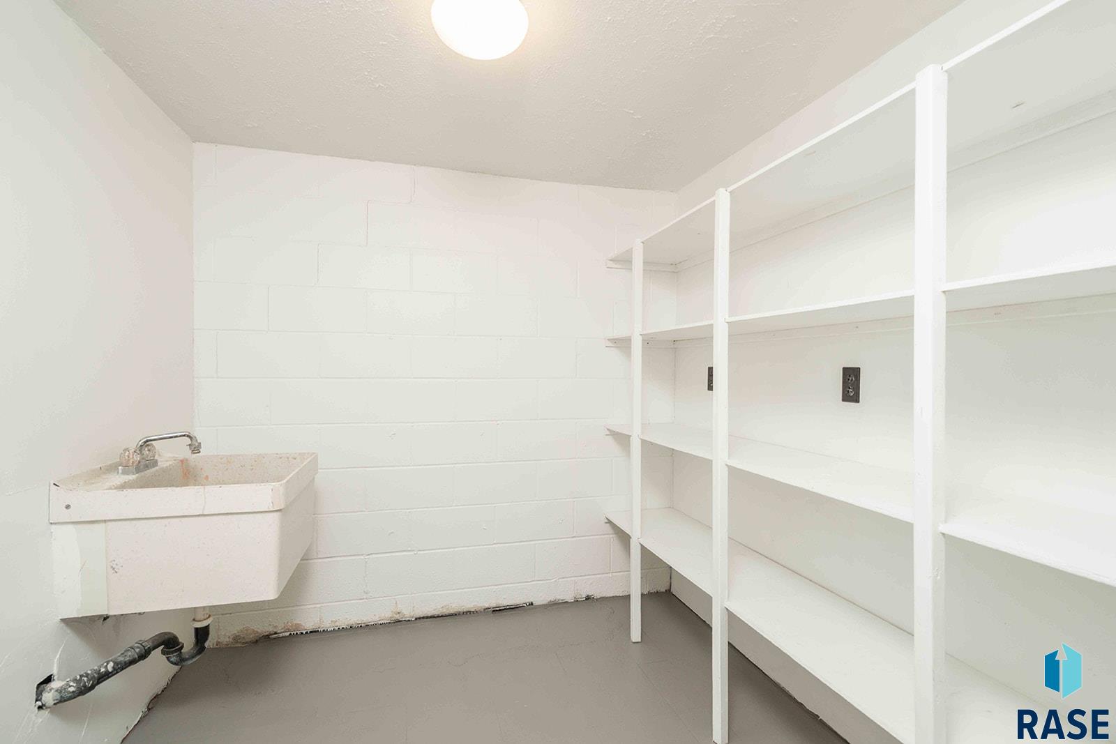 Sioux Falls, South Dakota 57106, United States, 4 Bedrooms Bedrooms, ,2 BathroomsBathrooms,Residential,Active,223174