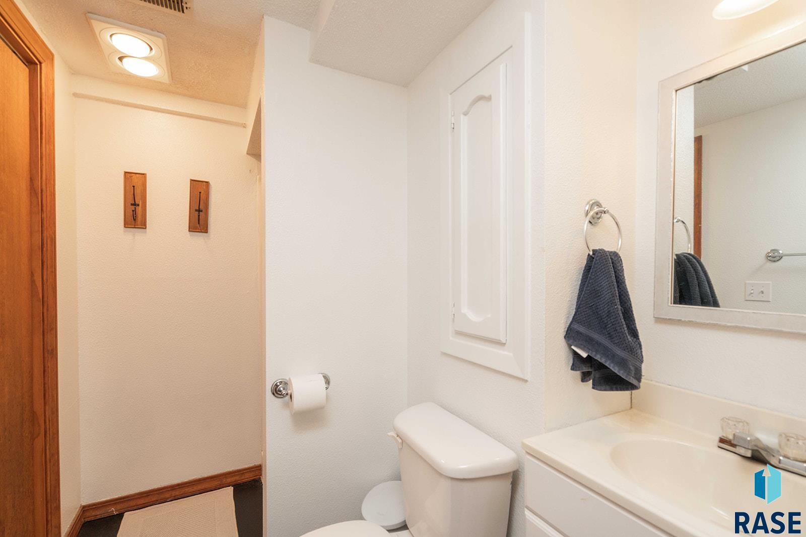 Sioux Falls, South Dakota 57106, United States, 4 Bedrooms Bedrooms, ,2 BathroomsBathrooms,Residential,Active,223174