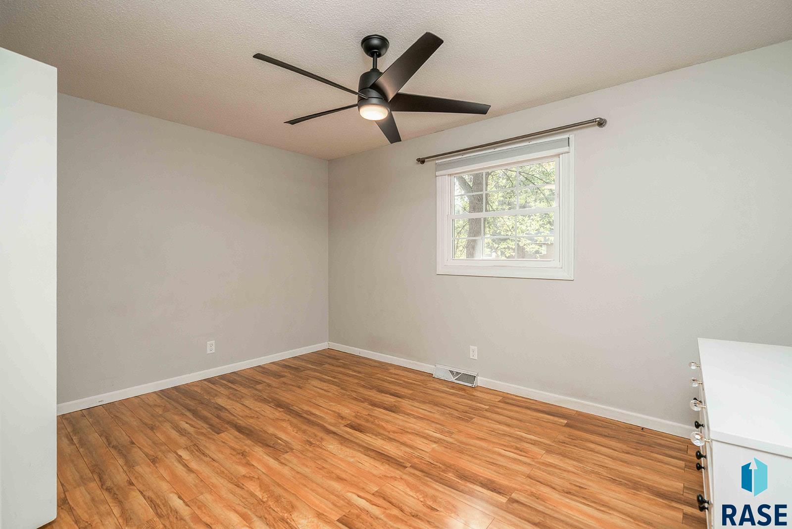 Sioux Falls, South Dakota 57106, United States, 4 Bedrooms Bedrooms, ,2 BathroomsBathrooms,Residential,Active,223174