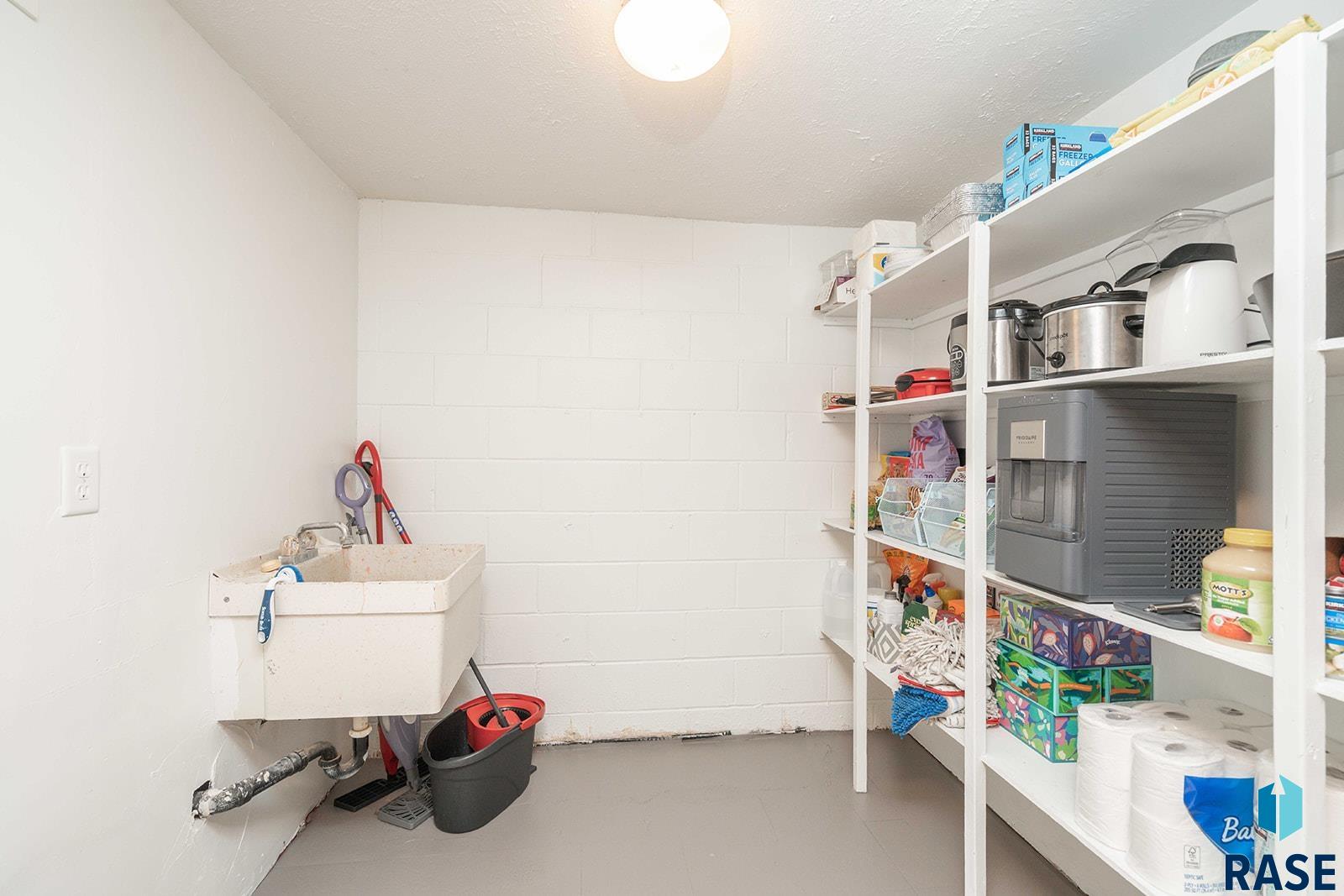 Sioux Falls, South Dakota 57106, United States, 4 Bedrooms Bedrooms, ,2 BathroomsBathrooms,Residential,Active,223174