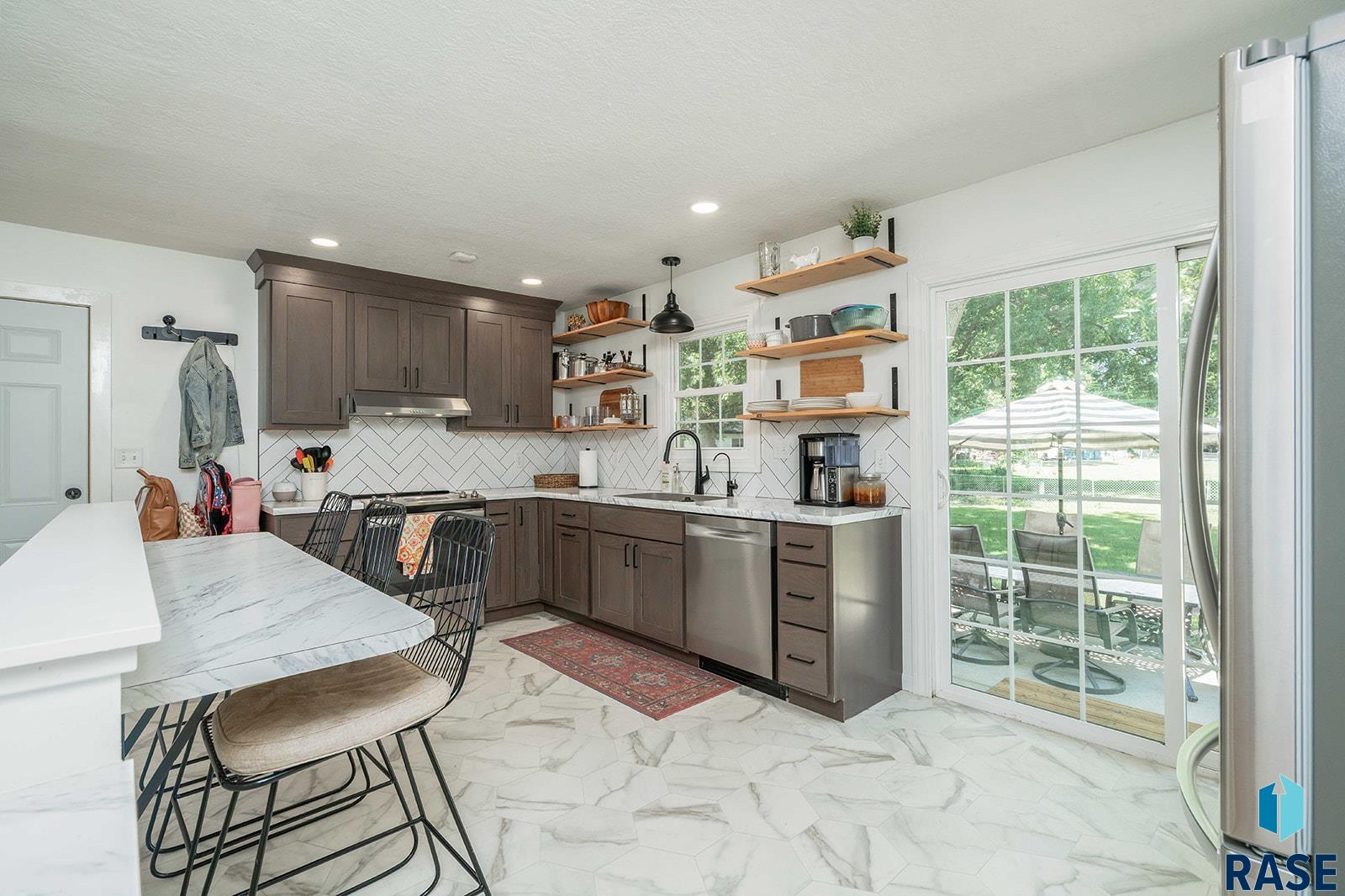 Sioux Falls, South Dakota 57106, United States, 4 Bedrooms Bedrooms, ,2 BathroomsBathrooms,Residential,Active,223174