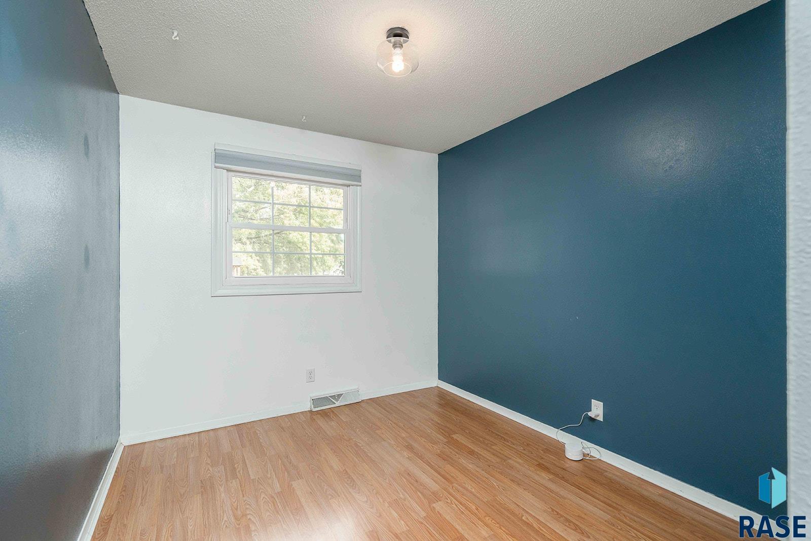 Sioux Falls, South Dakota 57106, United States, 4 Bedrooms Bedrooms, ,2 BathroomsBathrooms,Residential,Active,223174