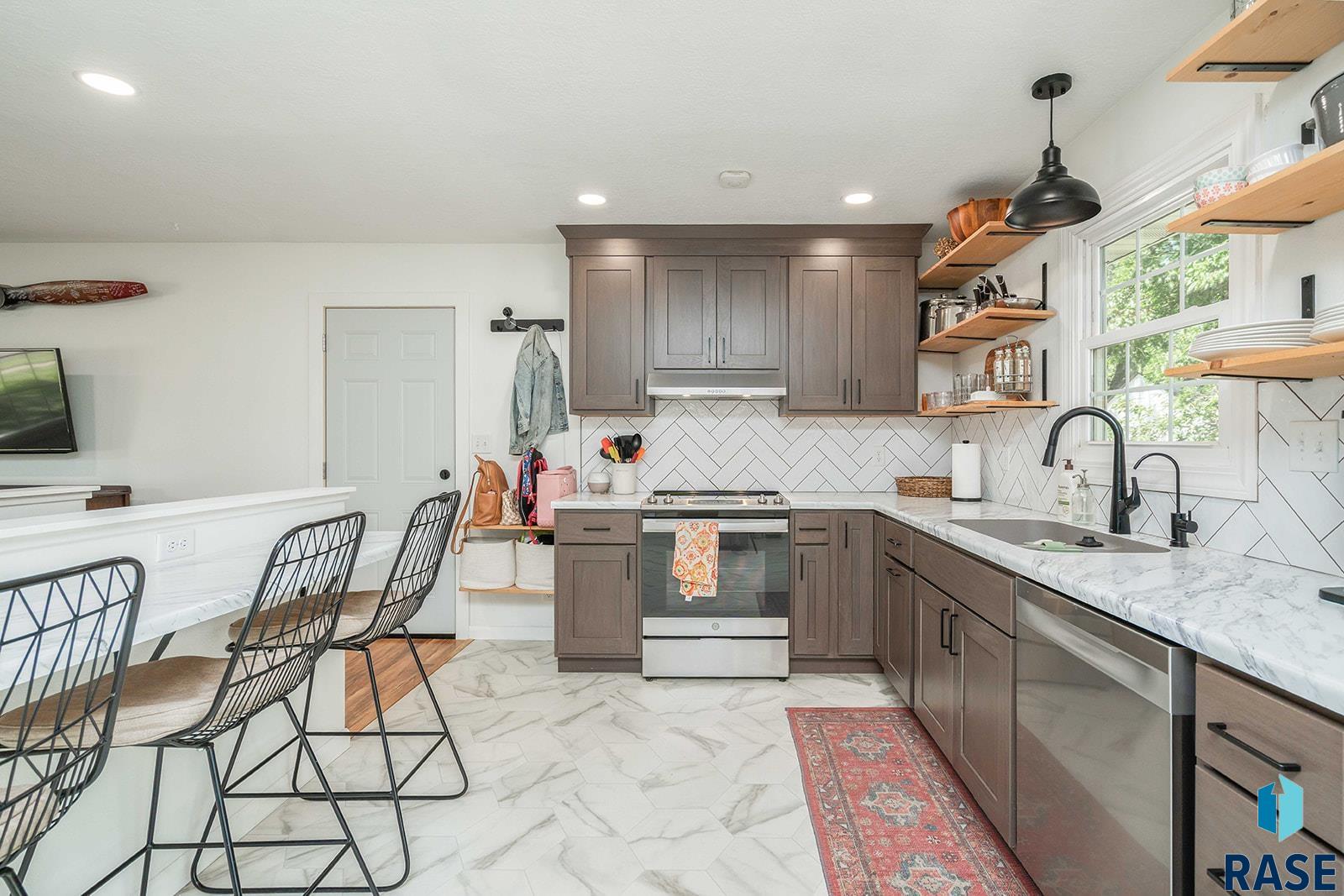 Sioux Falls, South Dakota 57106, United States, 4 Bedrooms Bedrooms, ,2 BathroomsBathrooms,Residential,Active,223174