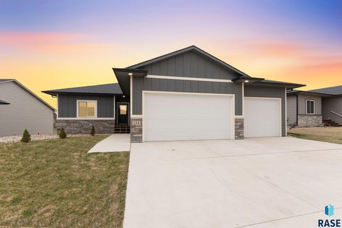 Homes For Sale - 124 Skyline Drive<br/> Valley Springs, SD 57068