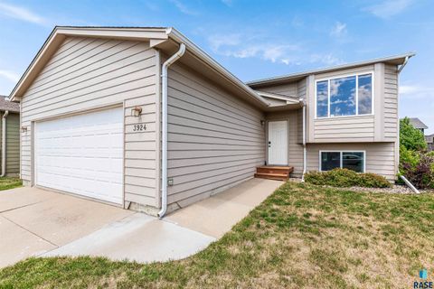Photo of 3924 W 92nd St, Sioux Falls, SD 57108 (MLS # 22602755)