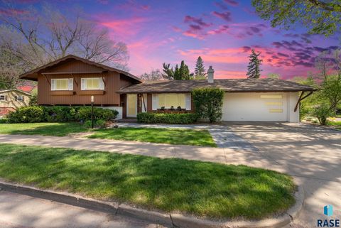 Photo of 813 E 38th St, Sioux Falls, SD 57105 (MLS # 22603485)